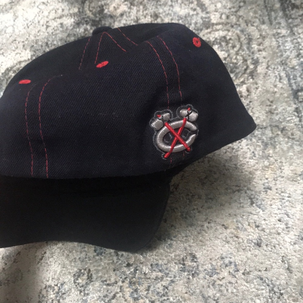 BLACKHAWKS hat - Picture 4 of 4